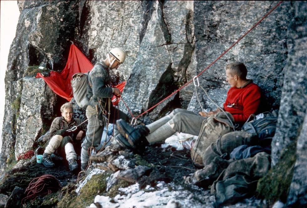 Soverom i veggen: Den store bivuakkhyllen hvor vi lå over en dag. Bildet viser tydelig at det ble brukt solid skotøy. Foto Leif Norman Patterson Trollveggen-1965-Klatring-3
