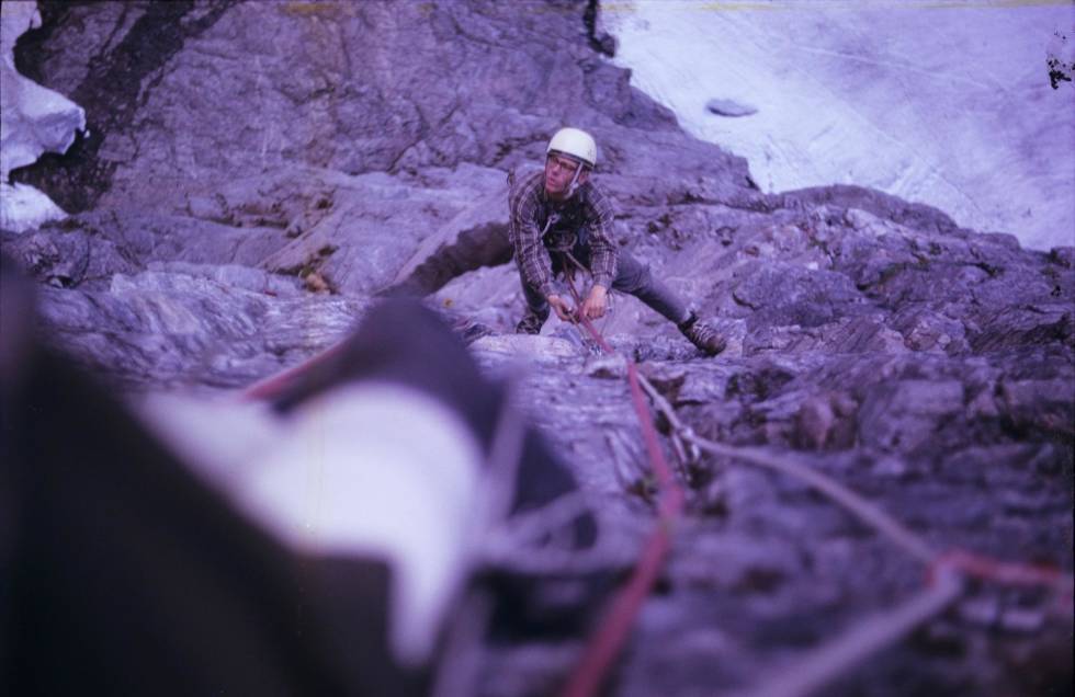 Følger: Jon Teigland i nedre del av veggen. Foto: Leif Norman Patterson Trollveggen-1965-Klatring-4