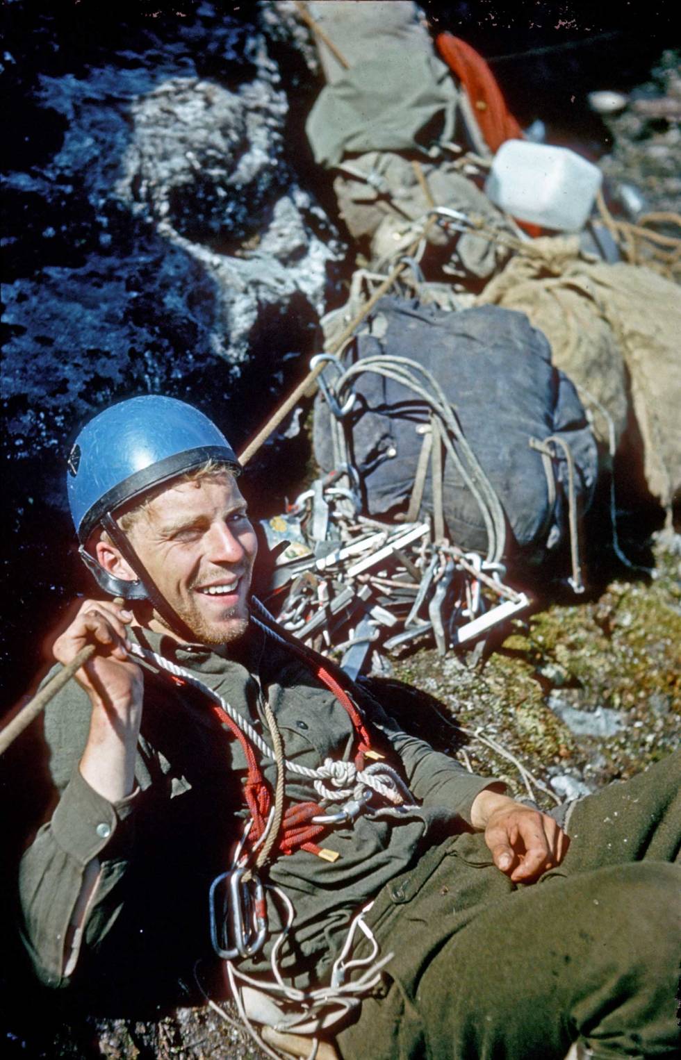 Hvile: Forfatteren koser seg i solen. Søndagsklatrere vet hva som er viktig på tur. Foto Leif Norman Patterson. Trollveggen-1965-Klatring-5