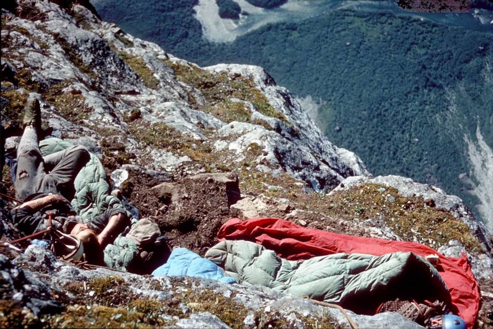 God hylle: Ovenfor A3-taulengden var det god bivuakk-plass og godt tilrettelagt for sauehold. Foto: Leif Norman Patterson. Trollveggen-1965-Klatring-6