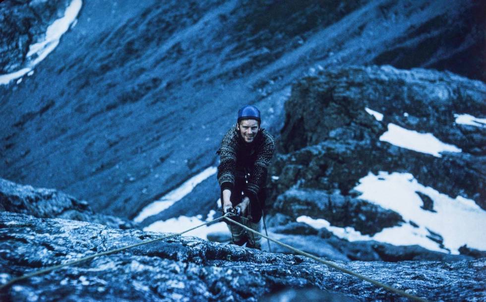 Følger: Ole jumarerer forbi Odds taulengde med vanskelighetsgrad A3. Foto: Leif Norman Patterson. Trollveggen-1965-Klatring-7