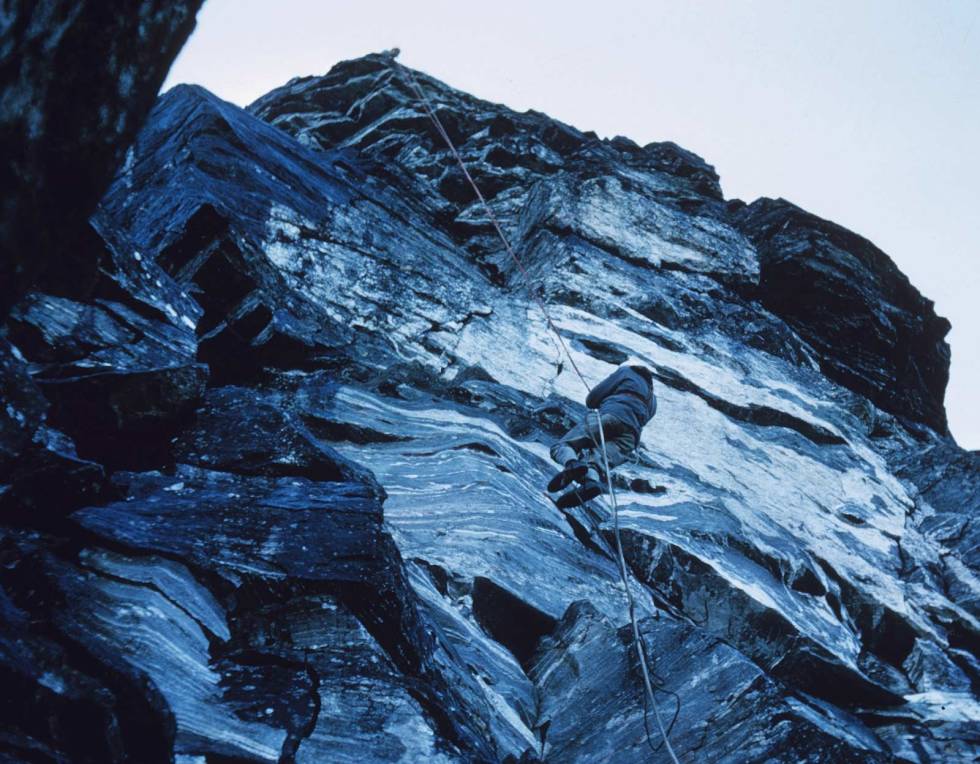 Følger: Odd Eliassen jumarerer den siste taulengden. Jon Teigland og Ole Daniel Enersen klatret opp i venstre del av bildet. Foto: Leif Norman Patterson Trollveggen-1965-Klatring-8