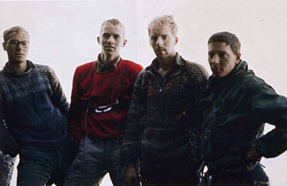 Det norske laget: Jon Teigland, Odd Eliassen, Ole Daniel Enersen og Leif Norman Patterson etter å ha toppet ut Norskeruta. Foto: Leif Norman Patterson Trollveggen-Klatring-2