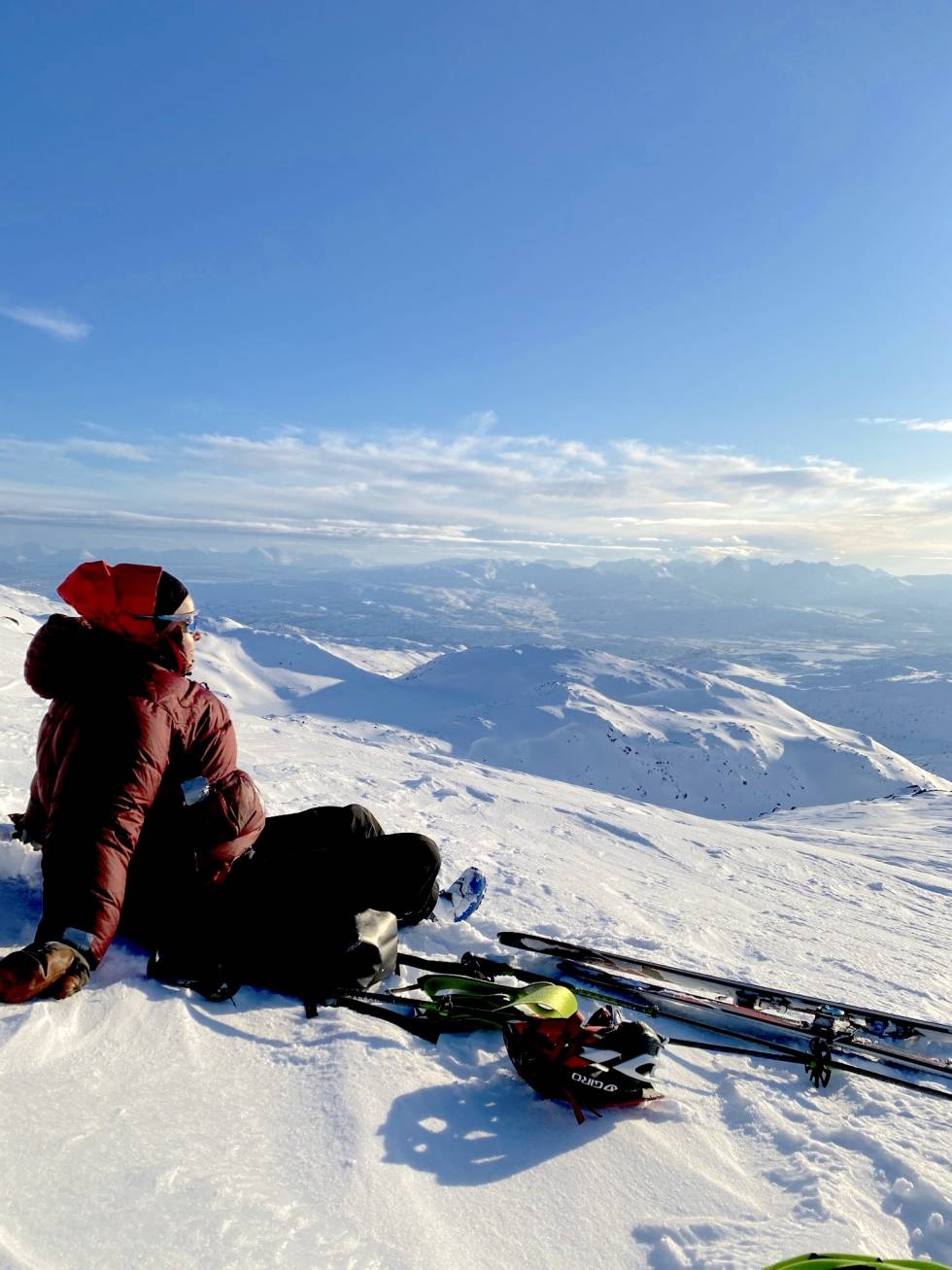 LIVETS GODER: Solmeditering og speiding på toppen av Simavikryggen på Ringvassøya. Foto: Tor Wigum troms-på-langs-foto-tor-wigum