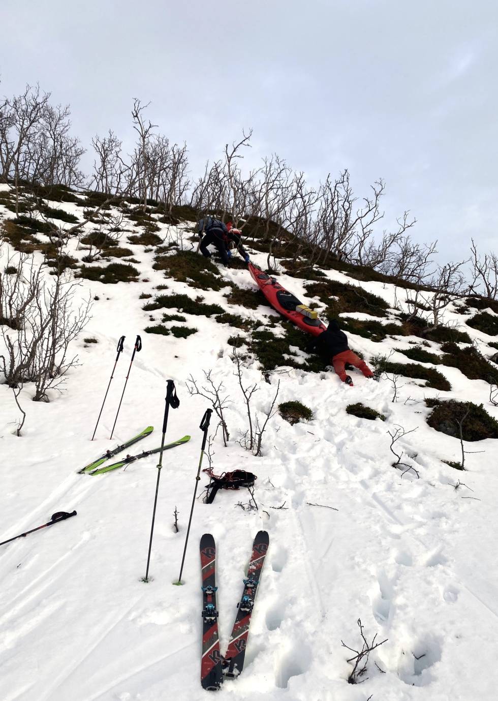 KNOT: Det finnes utvilsomt enklere måter å komme seg fram i terrenget på. Foto: Tor Wigum troms på langs med ski og kajakk