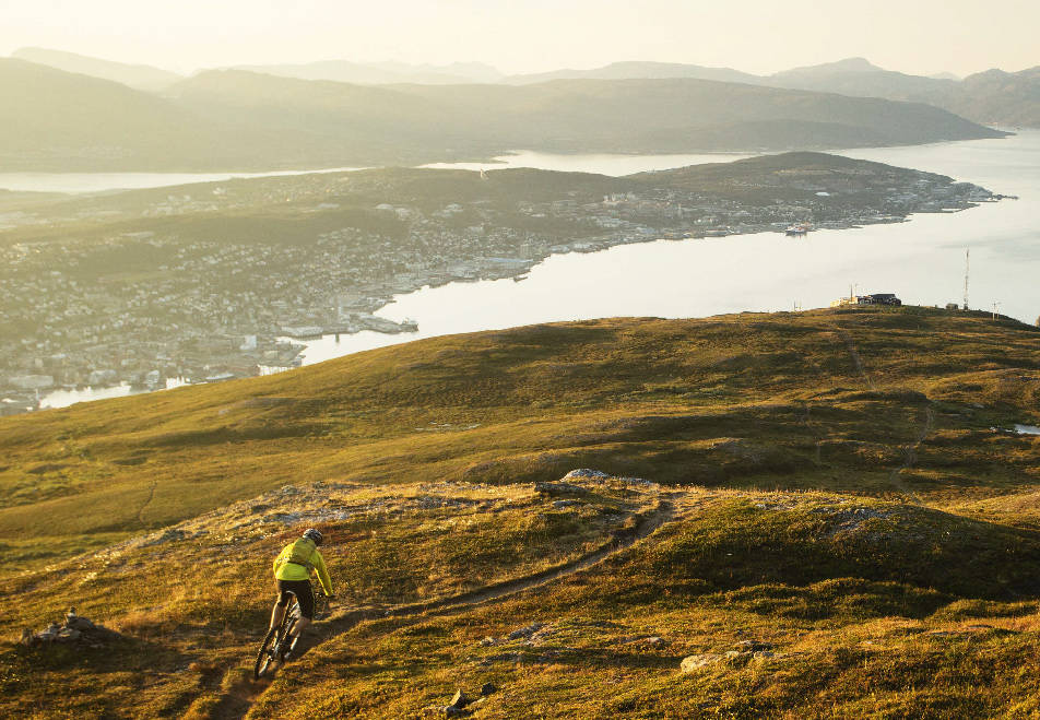 FJELLHAVSBYEN: Tomas Løkken tar fatt på utforkjøringen ned mot Tromsø fra Bønntua en sen sommerkveld. Tromsø sykling