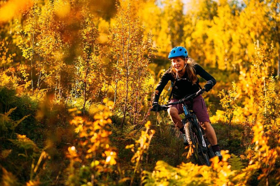 FLYTSTI: Kos deg på kilometervis med flytsti ned Fugltinden. Foto: Sjur Melsaas Stisykling i troms på Fugltinden