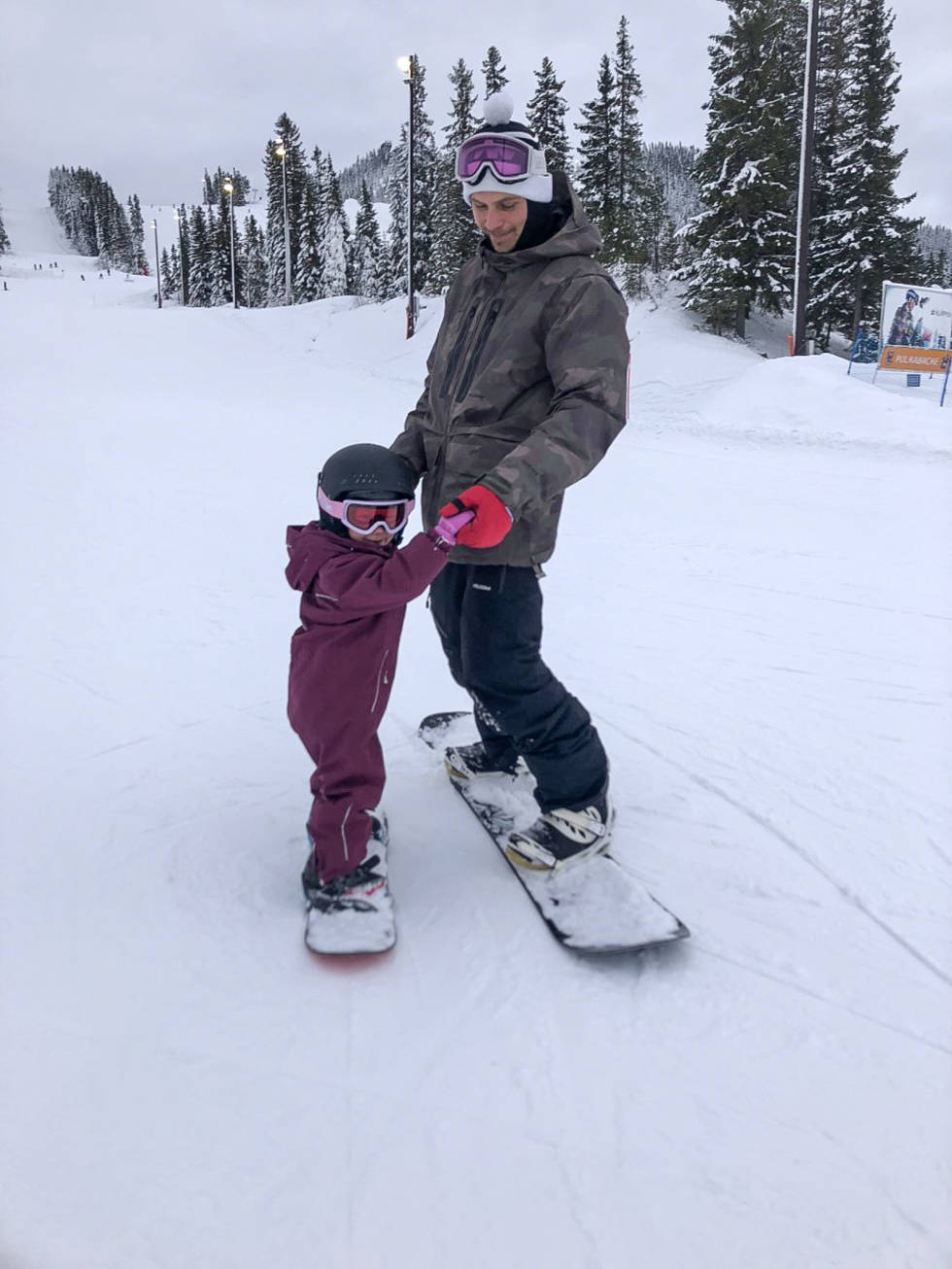 IKKE BRETT FRA COOP: Trond-Eirik Husvæg er svært opptatt at også barn skal ha godt snowboard-utstyr. Bilde: Privat Trond-Eirik Husvæg og datteren