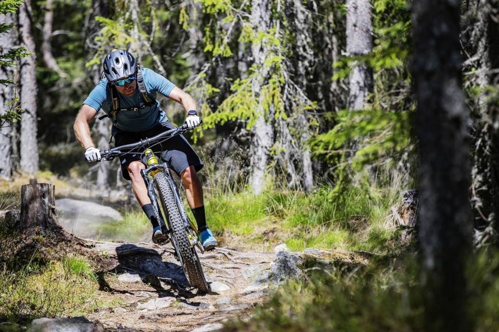 GØY I GRIMSÅSEN: Terrengsykkel-redaktør Kristoffer H. Kippernes på en av de morsomme stiene i Grimsåsen rett utenfor sentrum i Trysil. Foto: GT stisykling i trysil, grimsåsen