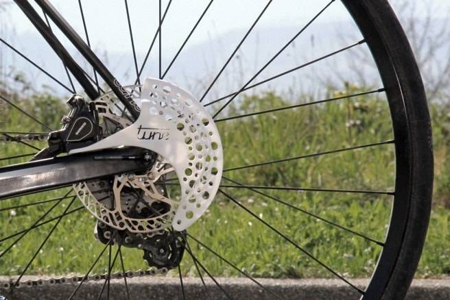 BLE ALDRI NOE AV: UCI tok i sin tid til ordet for et beskyttelsescover ala dette for skivebremser. Det ble aldri påbudt. Foto: Tune. Tune-disc-brake-cover-min