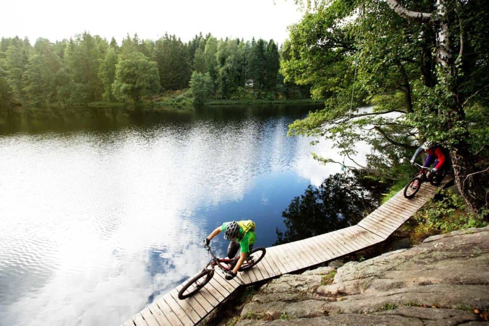 LEKELAND: Tungvekteren utenfor Arendal har både naturlige og håndbygde elementer. Bildet er hentet fra boken "Stisykling i Norge". stisykling på sørlandet i Tungvekteren i Arendal