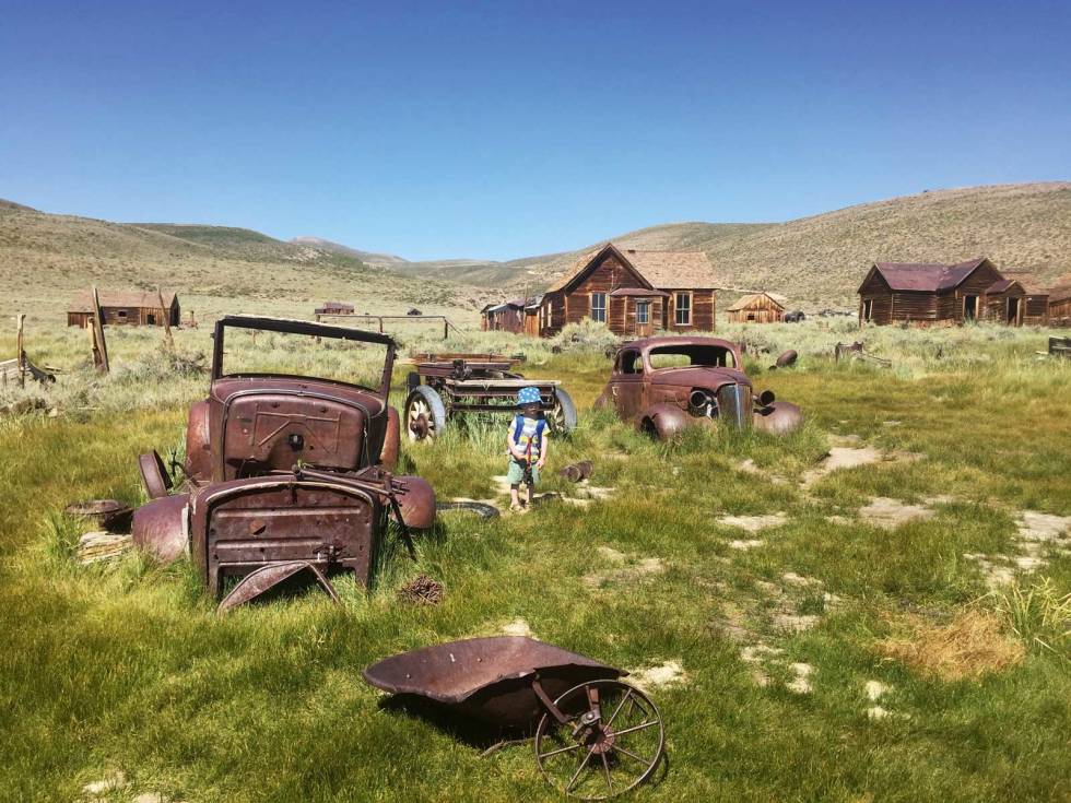 SE HER DA: Ghost town Bodie var et paradis for en nysgjerrig treåring. Her gikk vi på oppdagelsesferd og fant til stor lykke mange maskiner og biler. Tur-med-barn-California-Yosemite-2