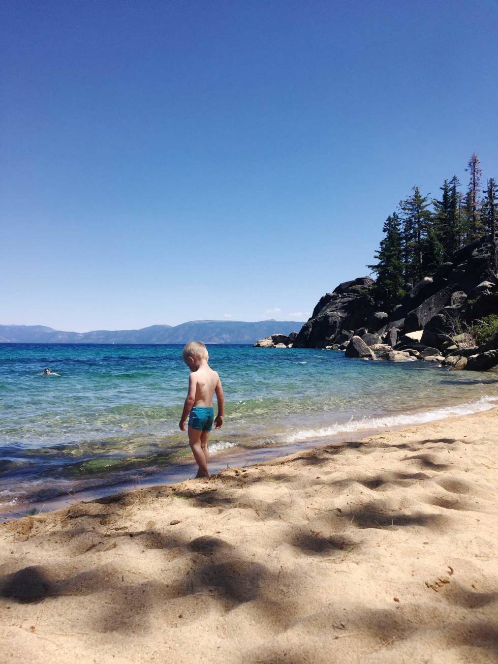 LEKESTRAND: Belønning for både stor og liten å kunne kose seg på denne stranden ved Lake Tahoe etter endt tur. Tur-med-barn-California-Yosemite-7