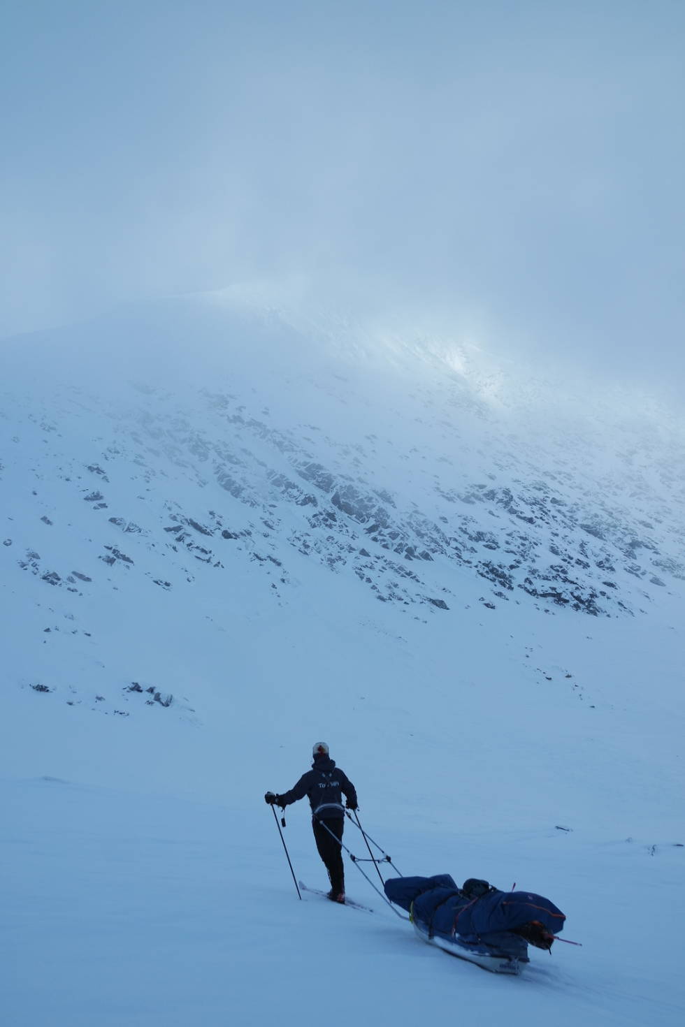 TITT HEI: Fjellene titter så vidt frem mellom skyene. turbobla Sunniva Sørheim