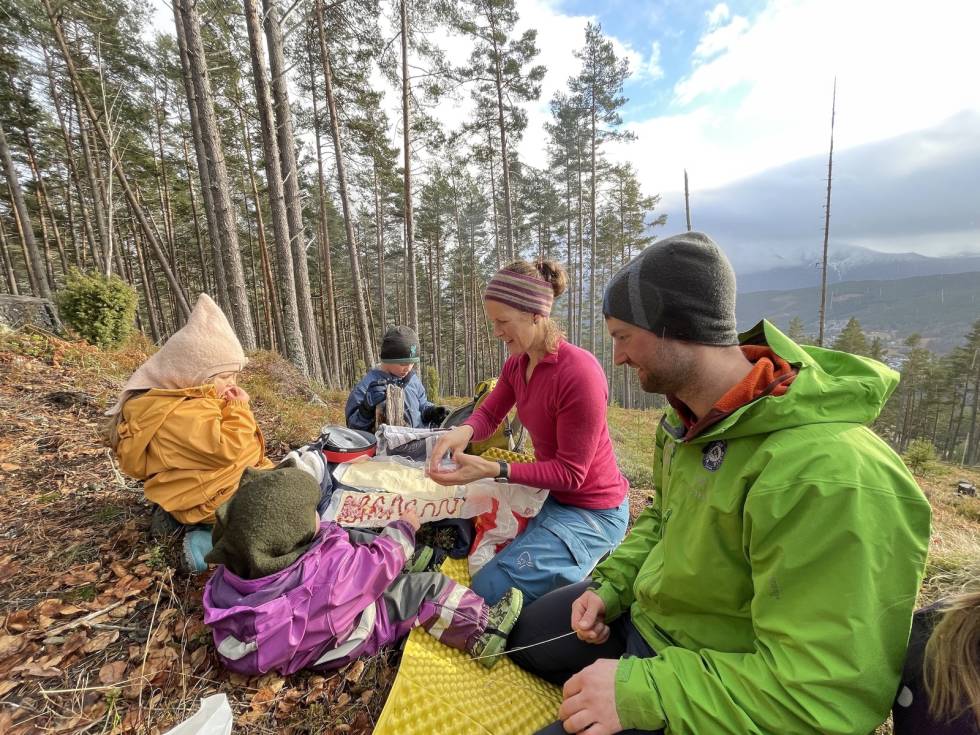 FAMILIELUNSJ: Noen ganger er det enklere å kjøpe med noe på veien enn å lage klart alt på forhånd. Foto: Sigrid Henjum lunsj med familien