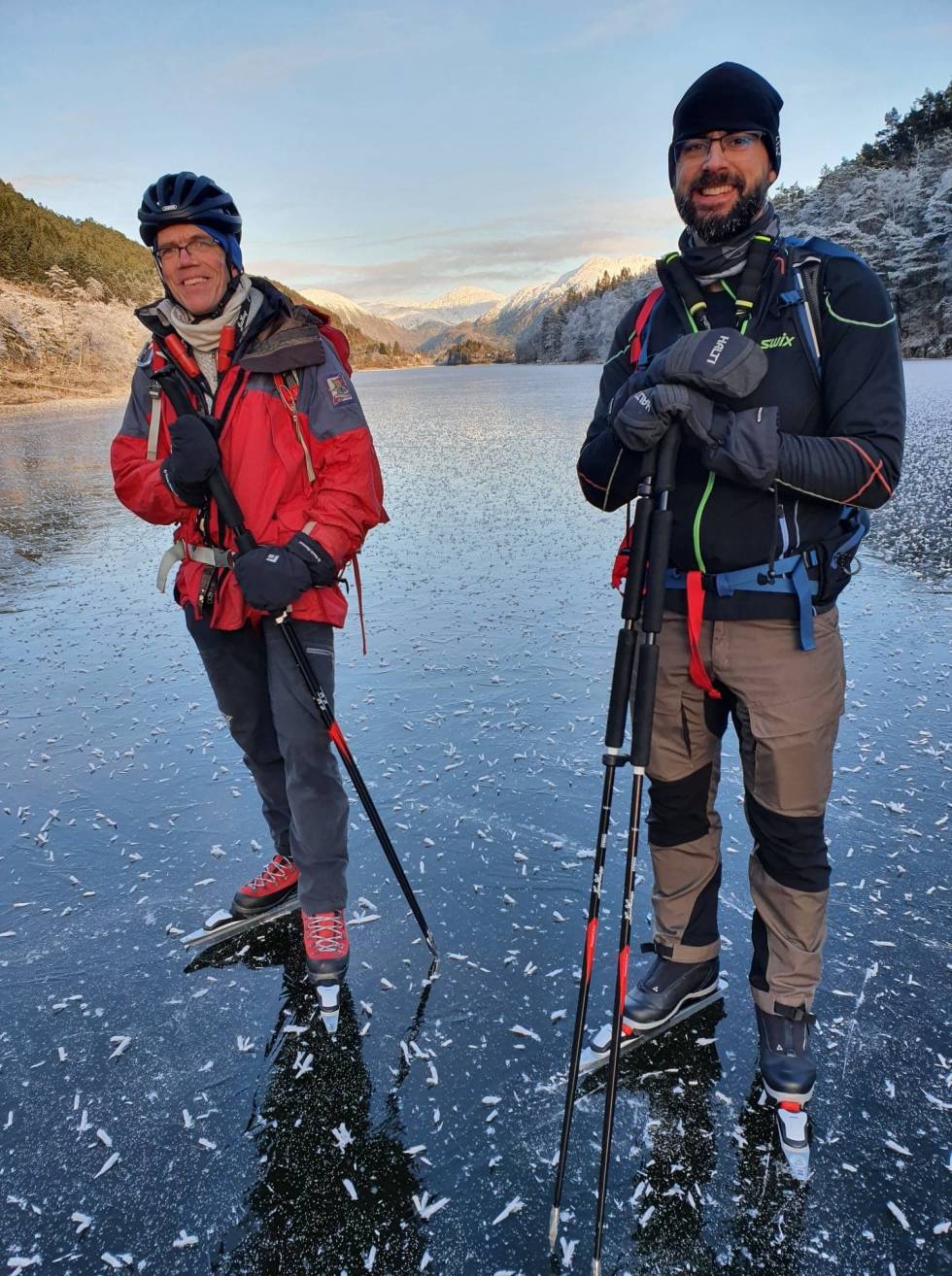 Fra Hauglandsvatnet 8. januar, ikke langt fra Bahusvatnet. Peter Aglen (t.h) og Leo Zijerveld kan glede seg over supre skøyteforhold og opp mot 15 cm tjukk is. Foto: Eldar Heide hauglandsvatnet turskøyting bergen