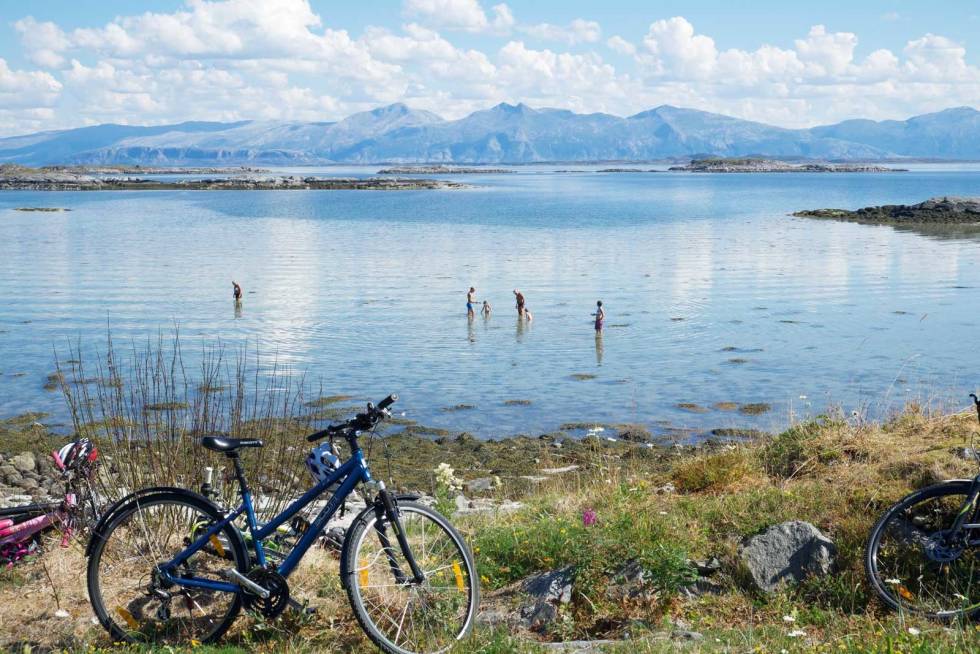 UIMOTSÅELIG: Det blir aldri spesielt varmt i vannet, men sandstrender og blått hav blir uimotståelig på en solskinnsdag. Vega har et spesielt åpent kulturlandskap, og her er det registrert 10 forskjellige orkidéarter og 228 fuglearter Tursykling-Kystriksveien-3
