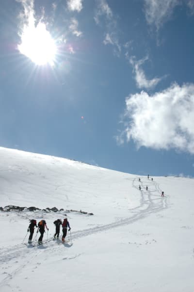 Nysnø på vei opp mot Dyrhaugstind. Foto: Birger Holo