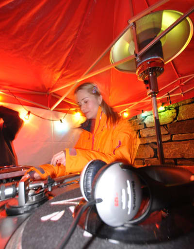 Dj Annie på dunjakkediskoen lørdag kveld. Foto: Daniel Holm