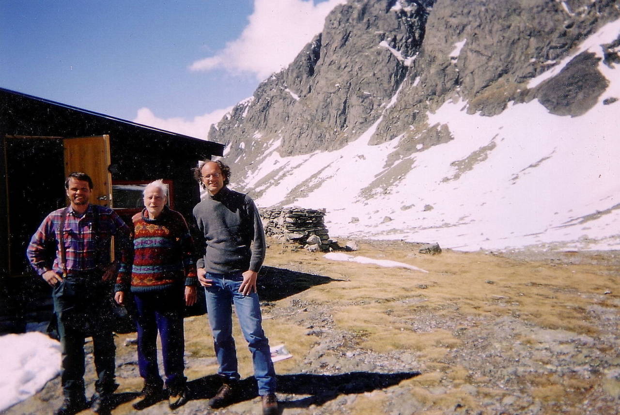 PÅ HYTTA: Til sammen 14 år har Arne Næss regnet ut at han har tilbragt på hytta på Tvergastein under Hallingskarvet. Her sammen med Erling Kagge (venstre) og artikkelforfatteren. Arne Næss på Tvergastein