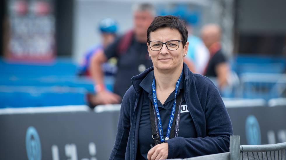DOMMER: UCI utdanner dommere, som sørger for at sykling foregår etter reglene. Michaela Nussbaumer sørger for at VM i terrengsykling foregår korrekt. Foto: UCI. uci-dommer