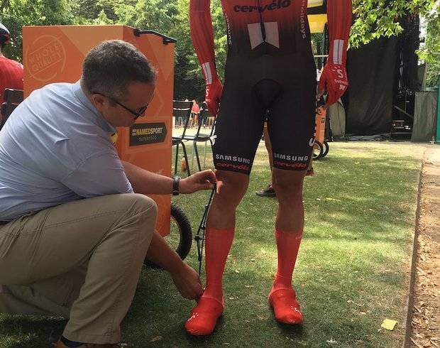VIKTIG? Av og til måler UCIs dommere sokke-og skotrekkslengde. For ordens skyld, den samme dagen sjekket de også hundrevis av sykler for å avdekke motordoping. Foto: uci-måler-sokkelengde