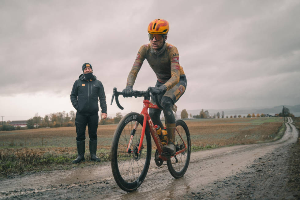 HEIER: Sykkelsjef i Uno-X, Jens Haugland, heier frem Sindre Kulset på et av de mange gruspartiene i Gylne Gutuer. Foto: Jørgen Mo uno-x development weekend, gylne gutuer (4)
