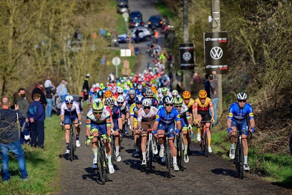 GODT POSISJONERT: Hoelgaard og Tiller var med når det skjedde gjennom siste halvdel av rittet. Foto: Cor Vos uno-x le samyn rasmus tiller markus hoelgaard