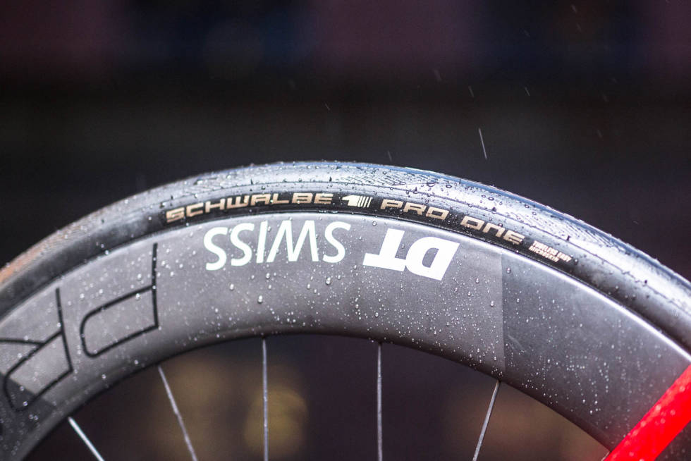 GODT SKODD: Hjul leveres fra DT Swiss, dekk fra Schwalbe. En slangeløs kombinasjon som fungerer for både mekaniker og syklist. DT Swiss Schwalbe