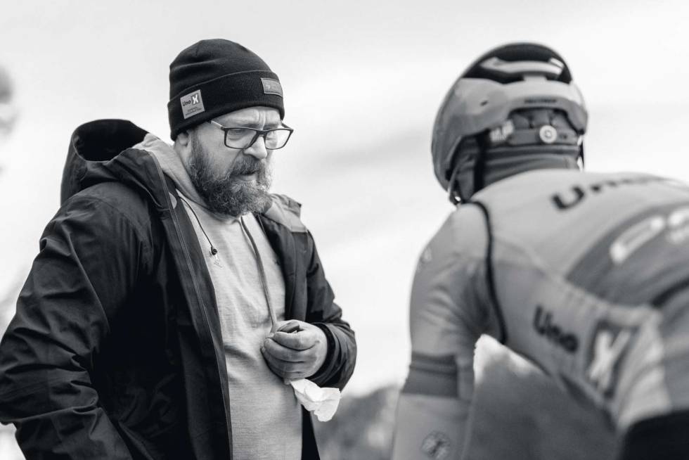 sjenert og uvurderlig: Trener Espen Aareskjold tar en laktattest på Jonas Abrahamsen. Han jobber i kulissene, og er en viktig brikke for Uno-X. Uno-x-team-sykkel-10