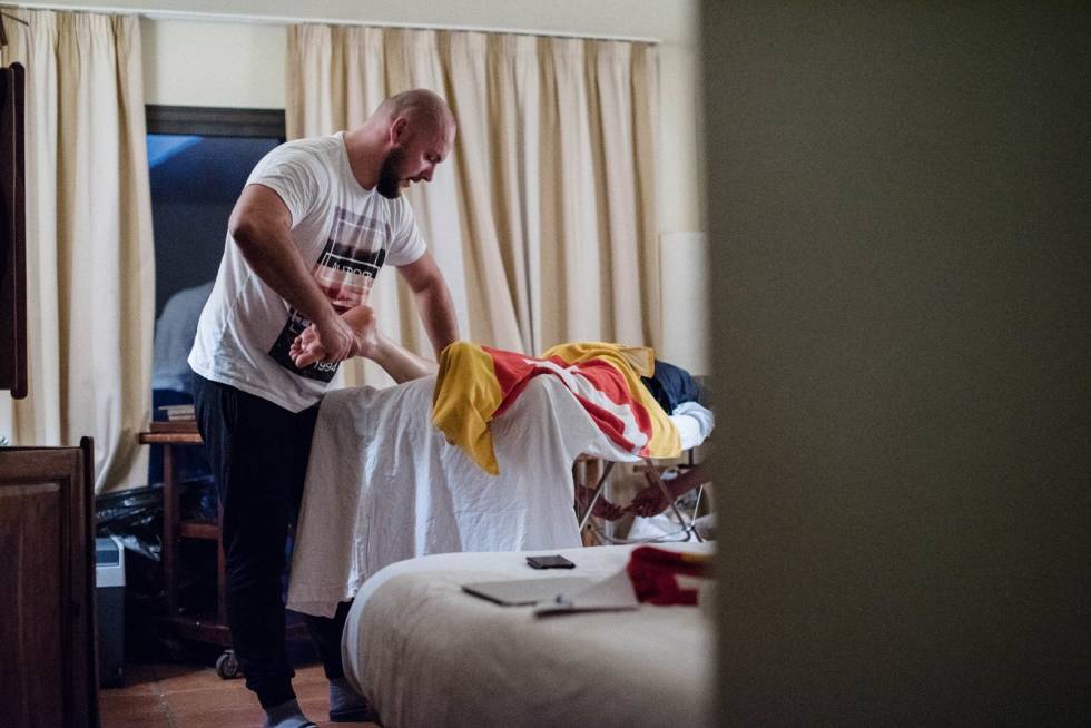 Tar grep: Patryk Ratajczyk masserer Iver Skaarseth til lyden av en høyst variert spilleliste. Han er en av flere nyansatte massører i laget. Uno-x-team-sykkel-3