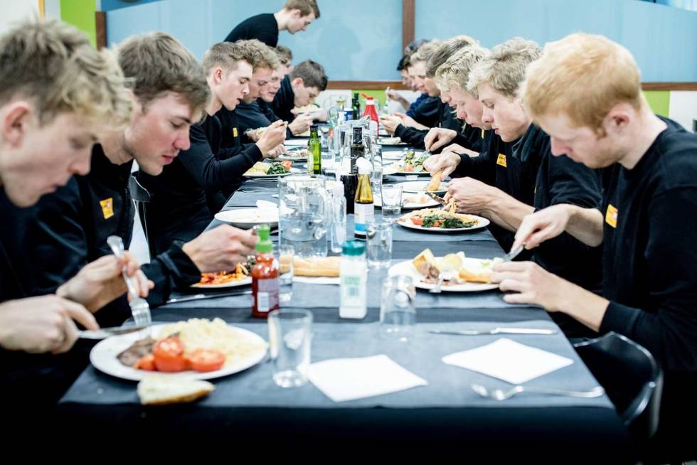 men in black: Hele laget, ryttere og støtteapparat, er kledd i samme farge. De varierer mellom svart, grått og rødt, og på ukeplanene står det hvilken farge som gjelder. Uno-x-team-sykkel-8