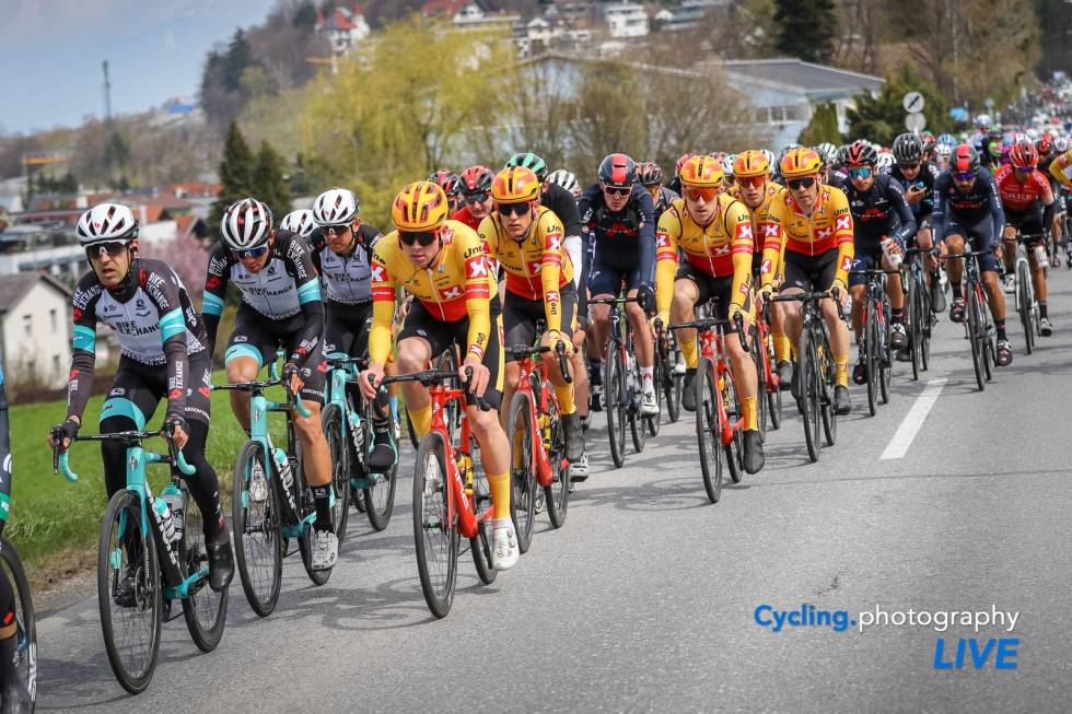 PRIORITERT: Torstein Træen, to fra høyre, prioritert rytter for Uno-X. Foto: Cycling Photography Live uno-x-tour-of-the-alps