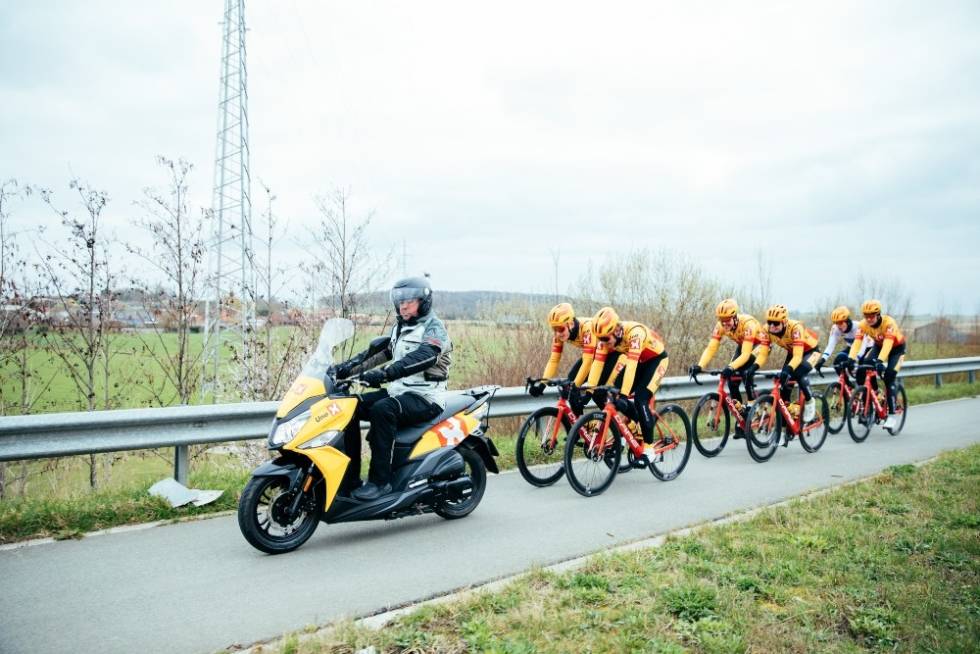 PES: Uno-X-gutta får rittfart i beina på mandagens rekognosering av De Panne. Foto: Wordup Projects uno-x world tour brugge-de panne e3 harelbeke kurt asle arvesen