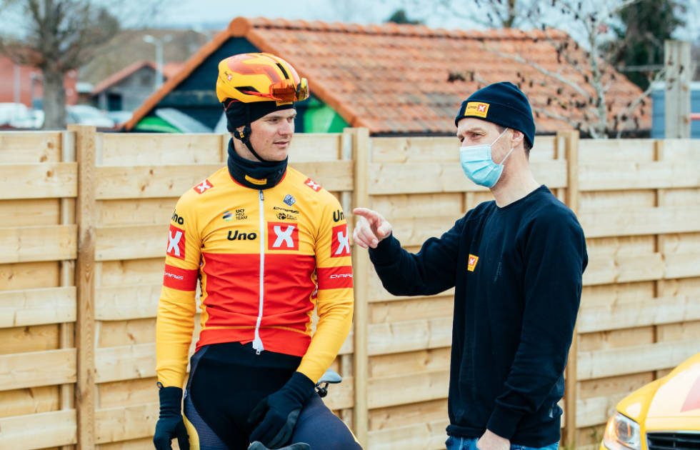 REKOGNOSERING: Arvesen instruerer Syver Wærsted under lagets rekognosering av De Panne-løypen mandag. Foto: Wordup Projects uno-x world tour brugge-de panne kurt asle arvesen syver wærsted