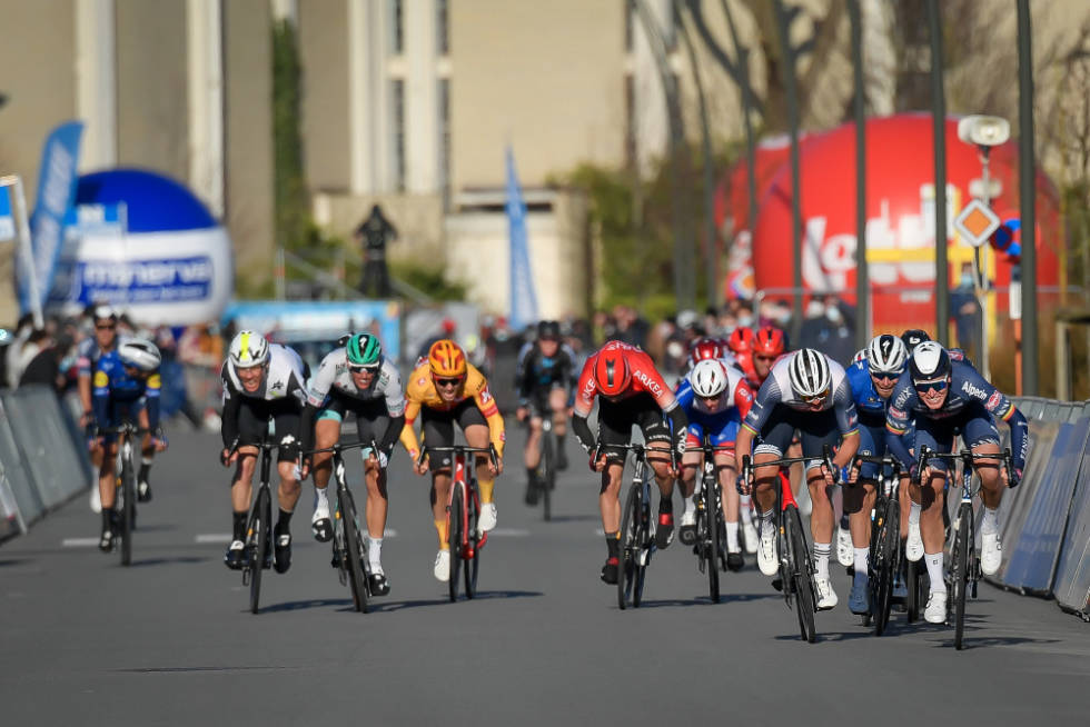 FLERE TOPPLASSERINGER: Kristoffer Halvorsen spurtet til en 11. plass i Bredene Koksijde, en av flere fremskutte plasseringer Uno-X har hatt den siste måneden. Foto: Cor Vos uno-x worldtour bredene koksijde kristoffer halvorsen jens haugland