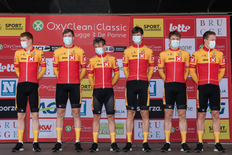 SEKS MANN TIL START: Frederik Rodenberg, Erik Resell, Kristoffer Halvorsen, Syver Wærsted, Rasmus Tiller og Anders Skaarseth syklet rittet for Uno-X. Foto: Mario Stiehl uno-x worldtour-debut oxyclean classic brugge de panne