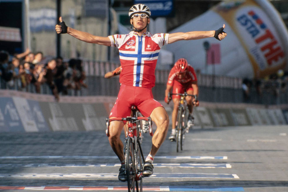 Kurt Asle Arvesen vinner i drakta til danske Team Fakta tidlig i karrieren. Nå bygger han det norske laget Uno-X Pro Cycling. Kurt Asle Arvesen