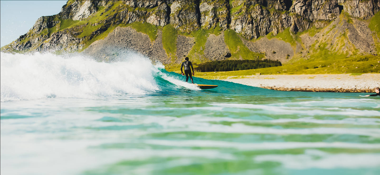HER SKJER DET: De beste bølgene i Norge finner du på Unstad, og på Unstad Arctic Surf bygger de den perfekte settingen minneverdige opplevelser i og ved havet. Bilde: Unstad Arctic Surf De beste bølgene i Norge finner du på Unstad, og på Unstad Arctic Surf bygger de den perfekte settingen minneverdige opplevelser i og ved havet. Bilde: Unstad Arctic Surf