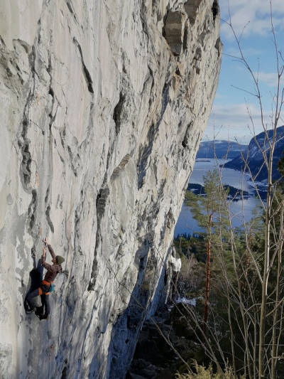 Urdviki: Sverre Jordbakke på Fiesta (8) i Urdviki. Lange ruter i sola er stikkord for denne vakre klippen på Sørlandet. Foto: Paula Voldner påske klatring