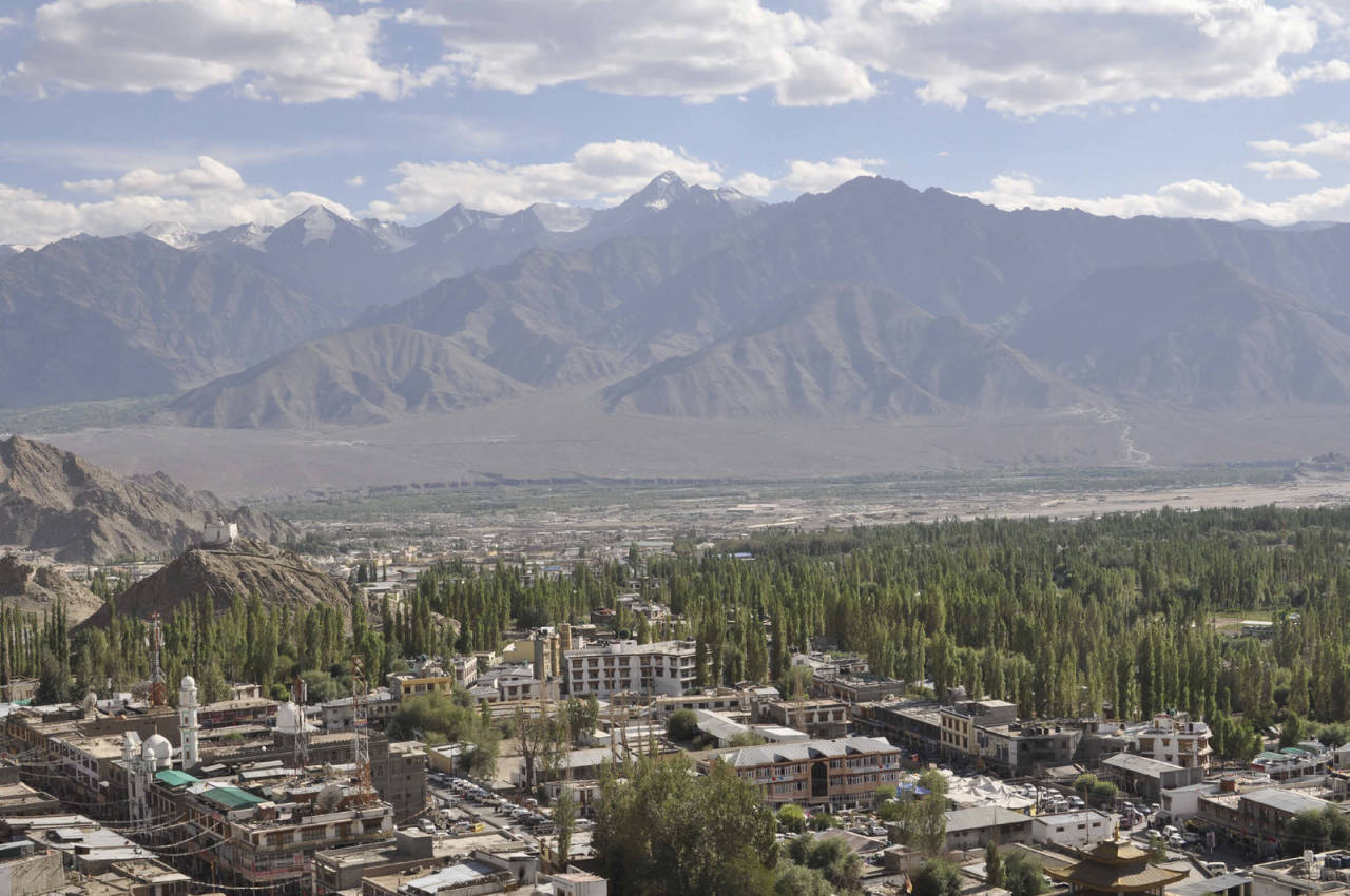 LEH: Leh er en sjarmerende og hyggelig fjellandsby i Ladakh. Det høyeste fjellet i bakgrunnen er Stok Kangri, som betyr fjellet med snø. I Ladakh kalles fjellet Kanglachan, som betyr synet av alle fjell. Foto: Gunhild Aaslie Soldal UTE83_20150828_024