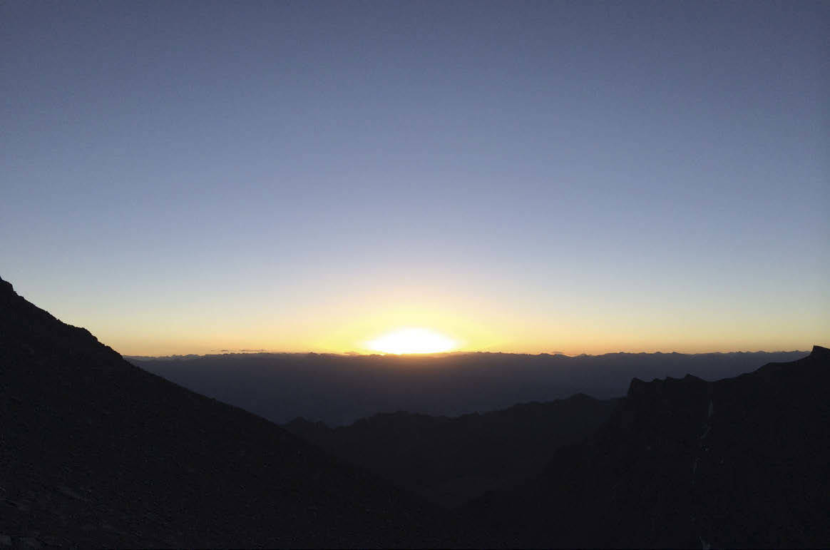 TOPPDAGEN: Vi startet vandringen kl. 00.30 fra Stok Kangri Base Camp (5000 moh). Etter å ha gått timevis i bekmørket, er det en magisk opplevelse å se sola komme stigende i horisonten. Foto: Gunhild Aaslie Soldal UTE83_20150828_026