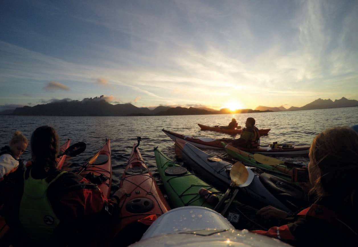 SAMLET GJENG: Før vi legger ut på kryssing av fjorden, samles troppene. Greit å huske ta 12 kilometer kan være ca. to timers padling! Foto: Kristoffer Vandbakk