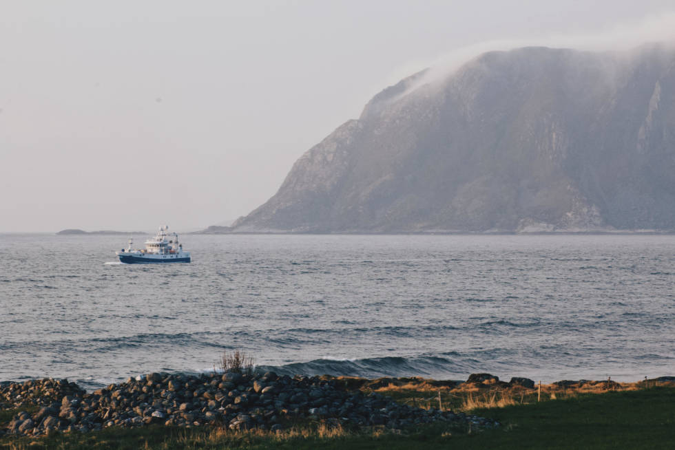 RETT VED HAVET: Her har du elementene tett på deg. Foto: Sunniva Sørheim UTSIKTEN. Fiskebåtene som fyker forbi er en del av stemningen. Foto. Sunniva Sørheim