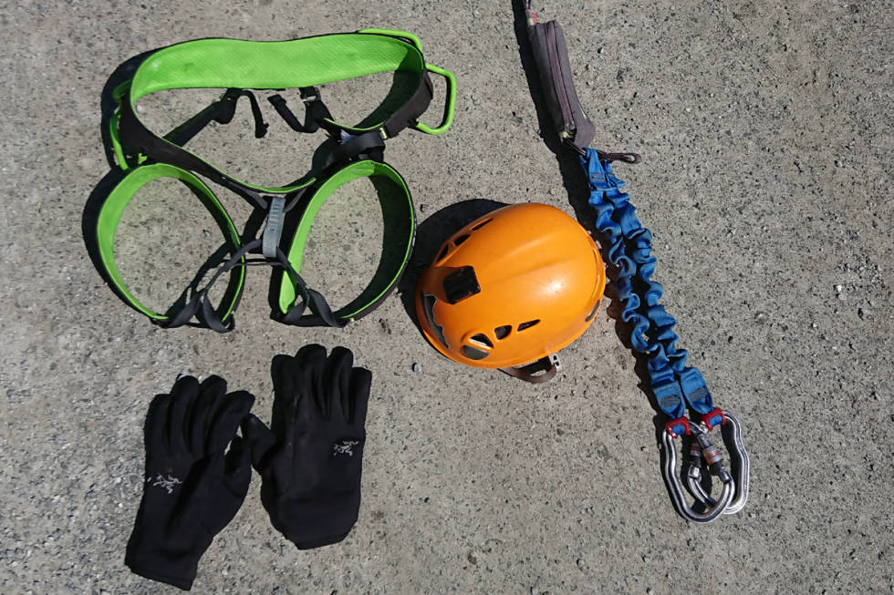 Slyngen til høyre er spesialutstyr for Via Ferrata. De fleste velger å leie en slik slynge hos de som drifter via ferrataen. Foto: Adam Tumidajewicz petzl scorpio via ferrata norge utstyr utemagasinet hemsedal