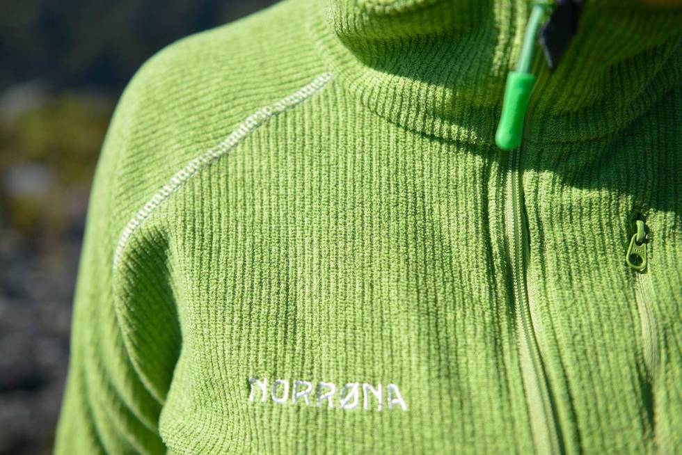 TEKNISK FLEECE: Norrønas tynne fleecejakke er brukt i nesten 15 år uten å bli utslitt. Med rillestruktur puster den veldig godt, og varmer faktisk litt i våt tilstand. Førstevalg ved høy intensitet på kalde dager, men må erstattes med et tørt plagg ved lengre pauser. Utstyrsguide-mellomplagg-3
