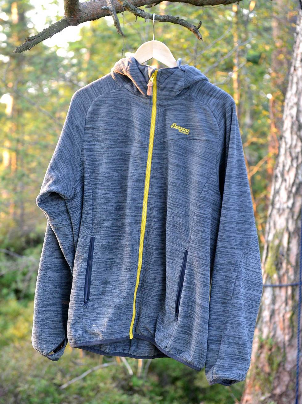 TYKK FLEECE: Bergans Hareid varmer svært godt når den er tørr, men pusteevnen er svak. Tyngre å ha i sekken enn en dunjakke, men tørker betydelig raskere. Må raskt av i pausene når den er våt. Utstyrsguide-mellomplagg-5