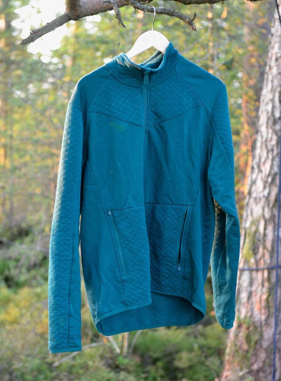ULL OG SYNTET: Bergans Middagstind har fordeler fra to verdener, der ulla isolerer i tørr tilstand og bevarer grei varme når den er våt, mens syntetstoffet frakter fukt vekk fra kroppen. Utstyrsguide-mellomplagg-9