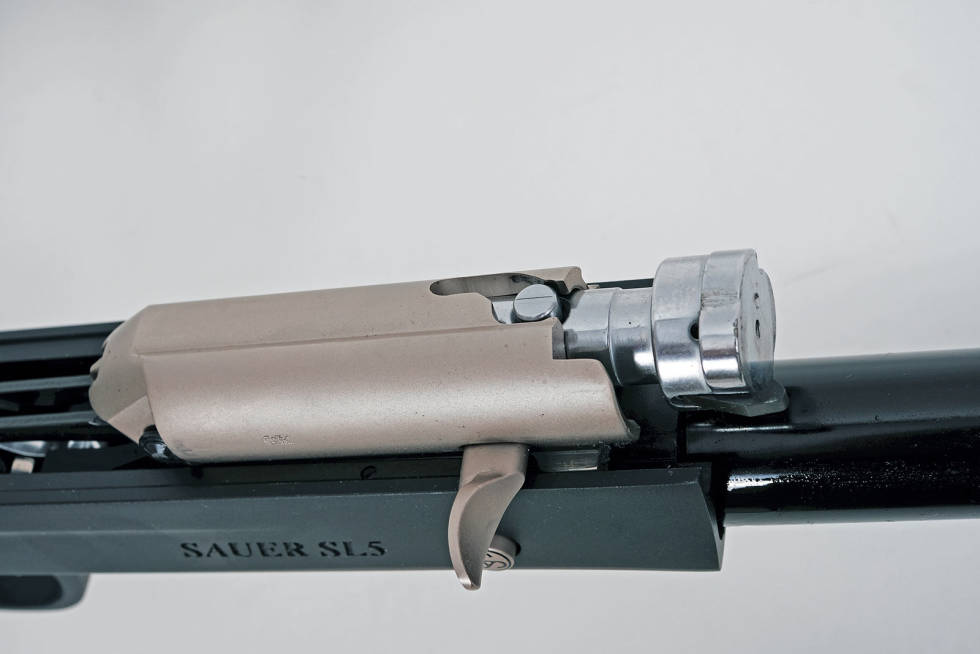 BENELLI-BOLT: Ladebolten på sleiden i en Sauer. En bolt som stort sett er identisk med den Bruno Civolani konstruerte for mange år siden til Benelli. Det er en roterende bolt, som er enkel å ta ut og som fungerer ved rekyl. Våpentest-Winchester-SX4-Sauer-SL5-9