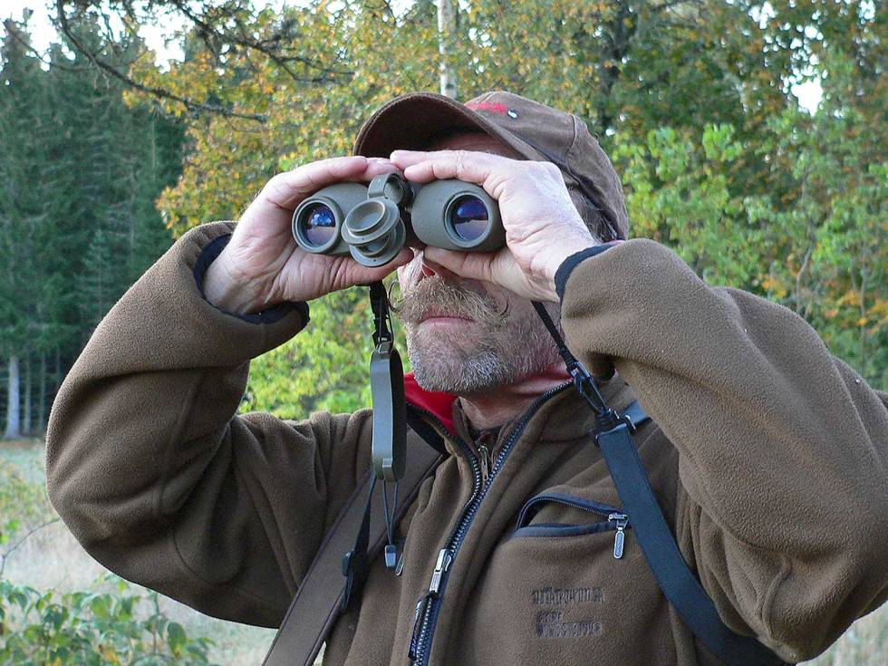 Medhjelper: Håndkikkerten er med på å kompensere og utjevne for råbukkens skjerpede sanser. Vårjakt-på-råbukk-8